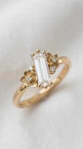 แหวนมอสซาไนต์ทรงบาแกตต์ 0.51 กะรัต ดีไซน์ดอกไม้ ตัวเรือนเงินแท้ 925 ชุบทอง ประดับดอกไม้สไตล์คลาสสิก ของขวัญเครื่องประดับสุดหรู - Product Image 2