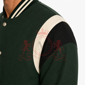 Chaqueta Urbana Verde Oscuro con Letras Negras, Costuras Premium, Tela Suave, Ajuste Cómodo, Ropa Moderna para el Día a Día - Product Image 5