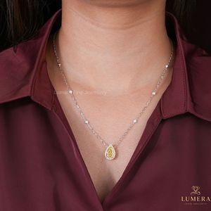 Collier pendentif halo en diamant de culture jaune en forme de poire, certifié IGI, en or blanc 14 carats, avec chaîne en diamant, idéal pour un cadeau - Product Image 3