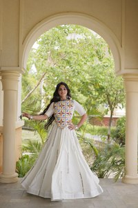 Lehenga Choli Blanco para Mujer, Estilo Noche de Baile Navratri, con Adornos de Perlas, de Algodón, para Festivales, Disponible, Último Diseño, Multicolor - Product Image 4