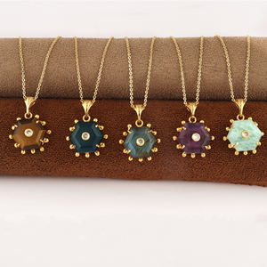 Collar minimalista para mujer con colgante de ojo de tigre, chapado en oro de 18k, con piedra hexagonal engastada en punta, cadena de cable con detalles de circonita cúbica. - Product Image 2