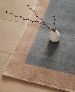 พรมพื้นที่สีน้ำเงินทันสมัยพร้อมขอบสีเบจ – พรมขนนุ่มสำหรับตกแต่งห้องนั่งเล่น ห้องนอน และบ้าน - Product Image 3