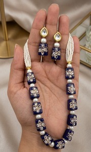 Ensemble de bijoux Mala bleu perlé, collier et boucles d'oreilles en pierres Kundan et perles pour mariage et fête - Product Image 2
