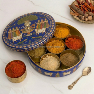 Dabba à épices en laiton fait main avec motif Krishna et vache – Qualité héritage, patrimoine indien, Masala Dani - Product Image 6