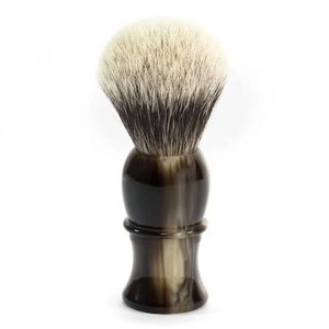 Brocha de Afeitar Redonda Hecha a Mano con Cuerno de Búfalo Ecológico de ILAHI con Mango de Cuerno y Pelo Natural, de Uttar Pradesh, para Personalización de Halloween - Product Image 5
