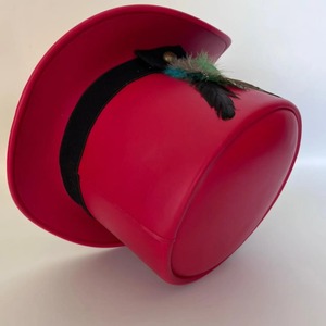 Sombrero Rojo con Cinta Negra y Adorno de Pluma, Sombrero de Fiesta Unisex para Adultos, Disfraz Festivo - Product Image 5