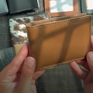 Cartera Bifold Clásica de Cuero Genuino Marrón para Hombre, con Doble Compartimento para Billetes, Porta Pasaportes Extraíble, Ranura Transparente para Identificación, Múltiples Bolsillos y Compartimento para Tarjetas - Product Image 1