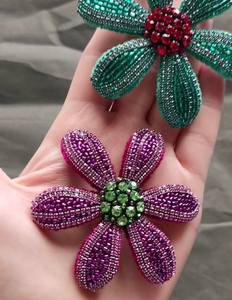 Broche florale brodée à la main par un créateur, accessoire de bijouterie perlée pour robes, blazers et manteaux – Broderie perlée de luxe unique - Product Image 1