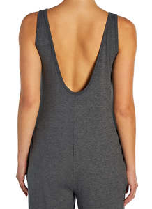 จั๊มสูทกีฬาผู้หญิง OEM แบบเป็นมิตรต่อสิ่งแวดล้อม ผลิตจากผ้าสแปนเด็กซ์/ไนลอน ทรงเปิดหลัง สีเทาเข้ม แขนกุด คอกว้าง ขากว้าง ทรงครอป - Product Image 5