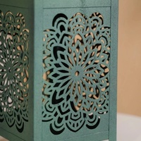 Lanterne marocaine vert sauge avec découpe florale complexe, porte-bougie en métal pour une décoration élégante de table à la maison