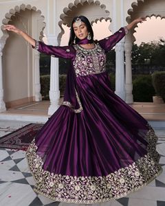 Élégante Robe Anarkali Exclusif pour Femme, Violette, pour Mariages et Occasions Festives, Manches 3/4, en Crêpe de Soie Rangoli - Product Image 4