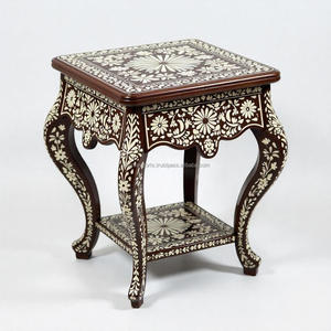 Table élégante en bois incrusté d'os avec un design floral complexe Accent moderne et intemporel pour les intérieurs de chambres à coucher et d'hôtels de luxe - Product Image 1