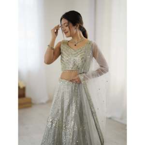 Lehenga Choli de créateur pour les fêtes avec des travaux de séquence, vêtements de fête élégants - Product Image 3