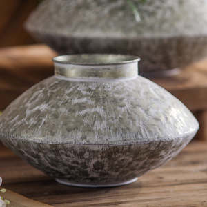 Jarrón de Metal Vintage con Textura Rústica, Maceta Decorativa para Jardín, Contenedor Floral Antiguo de Zinc, Centro de Mesa Estilo Granja - Product Image 5