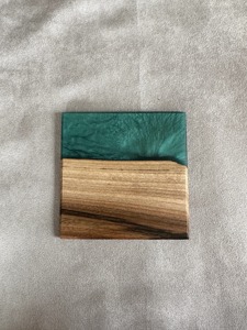 Ensemble de sous-verres carrés en résine et bois, faits à la main en noyer, au design unique, parfaits pour les tasses à café, thé, vin, accessoires. - Product Image 6