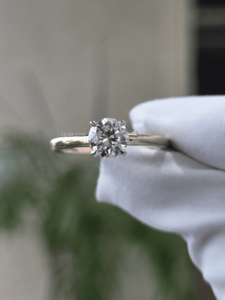 แหวนเพชรเม็ดเดี่ยวเพาะเลี้ยงในห้องปฏิบัติการ Cushion Lab Grown Solitaire รับรองโดย IGI น้ำหนัก 2.30 กะรัต ตัวเรือนทองคำแบบสี่ขา ดีไซน์หรูหราคลาสสิก เหมาะสำหรับเป็นเครื่องประดับหมั้นสำหรับผู้หญิง - Product Image 2