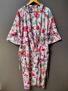 Bata Kimono Blanca con Estampado Floral para Mujer, con Cinturón, de Algodón Personalizado, Ecológica, Transpirable, de Manga Larga y Cuello en V, para Estar en Casa - Product Image 3