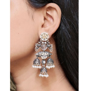ต่างหูทรงจุมก้าดีไซน์เก๋ สีเงินออกซิไดซ์ ประดับมุก – เครื่องประดับงานแต่งงานและงานเฉลิมฉลองแบบอินเดีย - Product Image 4