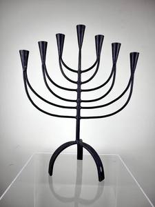 Candelabro Menorah de Estructura Curva con Brazos Extendidos, Metal Negro, Centro de Mesa Decorativo, Ideal para Decoración del Hogar y Eventos - Product Image 3