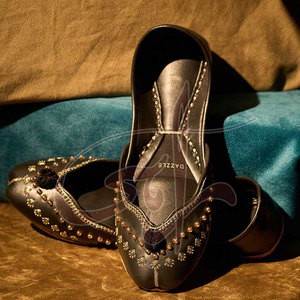 Chaussures Khussa pour femmes de qualité supérieure, design unique, semelle antidérapante, dessus en similicuir, options personnalisables en stock - Product Image 2