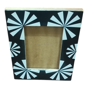 Cadre photo moderne haut de gamme fait main en MDF 6x4 pouces, écologique, avec incrustation de résine motif pétale noir ivoire, décoration artistique de table pour la maison - Product Image 5