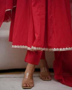Ensemble Kurtai de luxe pour femmes en viscose rouge brodée Chandetri avec pantalon en viscose Chandetri et dupatta imprimé - Product Image 4