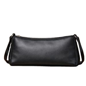 Este producto es un bolso de hombro minimalista de cuero negro diseñado para mujeres. - Product Image 1