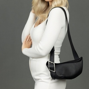 Sac bandoulière en cuir grainé avec sangle réglable et boucle argentée – Sac à main minimaliste pour le quotidien, élégant et léger, idéal pour les voyages - Product Image 6