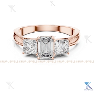 Bague à trois pierres en diamant de laboratoire CVD HPHT, émeraude et taille princesse, or jaune massif - Product Image 6
