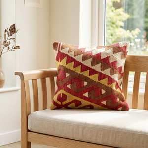 Housse de coussin décorative marocaine Kilim avec motif diamant tribal pour un décor bohème, éclectique et global - Product Image 4