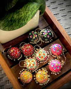 Pendientes de latón Meenakari, hechos a mano, estilo tradicional Jhumka, para mujer, estilo indio, regalo de boda, alta calidad, Ramadán, San Valentín - Product Image 4