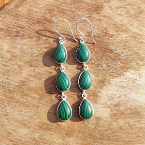 Boucles d'oreilles minimalistes bohèmes en malachite triple goutte d'eau, faites à la main, finition laiton argenté, bijoux de mode pour soirée - Product Image 4