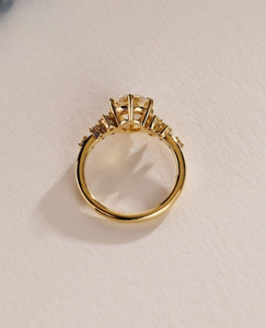 แหวนเพชรทรงกลมเจียระไนบริลเลียนท์ 1.50 กะรัต สี F ความสะอาด VS1 ทองคำขาว 18K แหวนหมั้นเพชร CVD คลาสสิก - Product Image 2