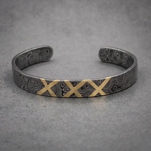 Bracelet manchette en acier de Damas – Incrustation en laiton pour homme, style viking rustique, bague d'engagement en forme de lune, cadeau pour lui - Product Image 2