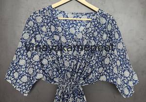 Kimono informal de algodón 100% hecho a mano con estampado Sanganeri en azul índigo, elegante, con cuello en V, manga 3/4 y cintura alta para mujer. - Product Image 4