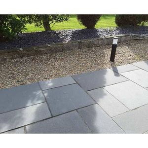 Pavés en pierre calcaire noire naturelle Kadappa pour patios, jardins, cours et projets extérieurs - Product Image 5