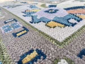 Tapis tissé à la main moderne et vibrant en laine/soie, motifs floraux, écologique, antidérapant, résistant à la saleté, adapté aux animaux domestiques - Product Image 5