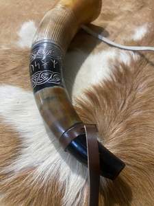Cuerno Vikingo Artesanal para Beber con Grabado de Nudos y Runas, Cuerno Medieval para Cerveza con Correa de Cuero - Product Image 2