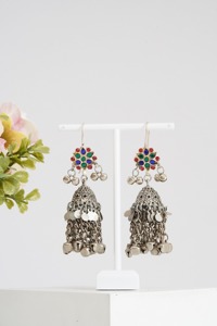 Boucles d'oreilles pendantes tribales afghanes avec incrustation d'émail coloré, gravures tribales géométriques et pièce de monnaie Kuchi signature - Product Image 2