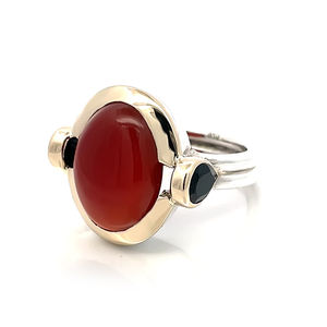 Anillo de Cóctel Ovalado con Baño de Oro y Plata 925, con Incrustaciones de Coral y Piedras Negras, Ideal para Aniversario - Product Image 3