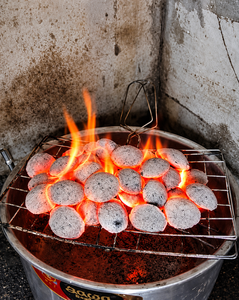 Briquettes de charbon de coco écologiques Cocotronics en forme d'oreiller, pour barbecue, longue durée de combustion, 5500 Kcal/kg - Product Image 1