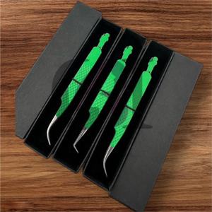 Meilleure pince à épiler incurvée pour extensions de cils, en acier inoxydable, revêtement en poudre vert Kelly, 90 degrés, nouveau design découpé, poignée diamantée, pour la beauté - Product Image 2