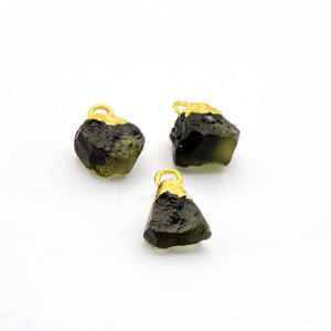 Pendentif en Moldavite naturelle brute, plaqué or, pendentif Moldavite pour la guérison, bijoux faits à la main, cadeau de Saint-Valentin pour l'amour - Product Image 2