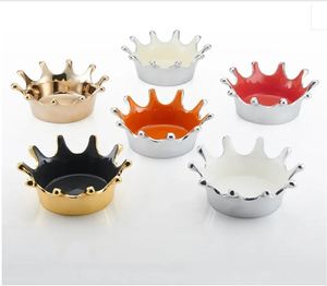 Lot de Bols à Pied Métalliques Colorés en Gros – Assiettes à Bonbons Inclinées Argentées et Dorées avec Intérieur Émaillé Multicolore pour Servir les Snacks - Product Image 4