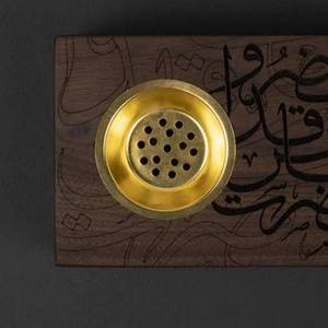 เตาเผากำยานไม้สี่เหลี่ยมทรงหรูหรา ทำจากไม้ชีแชม พร้อมลวดลายอักษรอาหรับสลัก และขอบโลหะสีทอง - Product Image 6