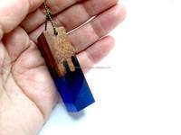 Nouveau Collier Pendentif en Bois et Résine 2026 avec Cordon Noir et Pierre Arc-en-ciel – Bijou Tendance Géométrique Unisexe pour Soirées