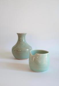 แจกันเซรามิกทรงเพรียวบางเคลือบสีเขียวไล่เฉด ดีไซน์คอแจกันเรียวเล็ก เหมาะสำหรับตกแต่งบ้านสไตล์ร่วมสมัย - Product Image 2