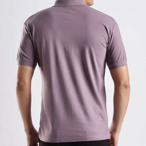 Polo transpirable para hombre con material flexible, ideal para días activos y uso diario cómodo. - Product Image 3