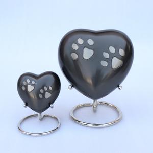 Urne funéraire moderne en laiton de haute qualité pour animaux de compagnie, en forme de cœur, gravée, pour le stockage des cendres, fabriquée à la main - Product Image 1