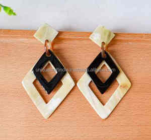 Boucles d'oreilles en corne de buffle, design élégant et écologique, art populaire, accessoires de mode stylés, thème animalier, technique polie, collection 2025 - Product Image 4